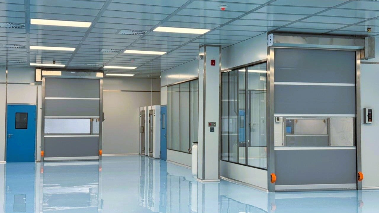 Cuarto limpio certificado SCR con puertas de alta velocidad y piso epóxico azul